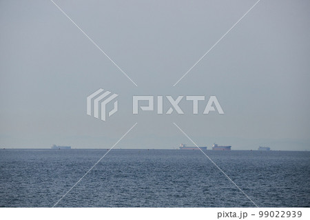 伊勢湾の海面の貨物船の風景 伊勢湾の海面の貨物船の風景 99022939