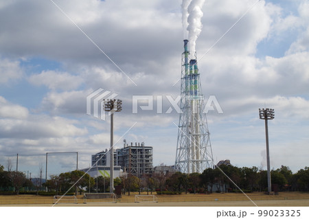 冬の玉島の森のから見える発電所の景色 99023325