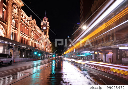 雨の日のオーストラリアメルボルンのフリンダースストリート駅の夜景 99023472
