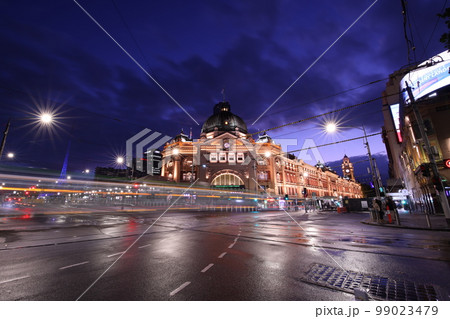 雨の日のオーストラリアメルボルンのフリンダースストリート駅の夜景 雨の日のオーストラリアメルボルンのフリンダースストリート駅の夜景 99023479