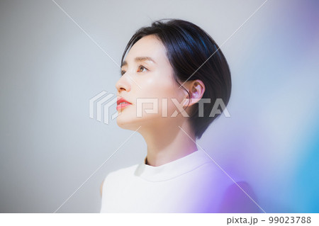 ショートヘアの女性 ショートヘアの女性 99023788