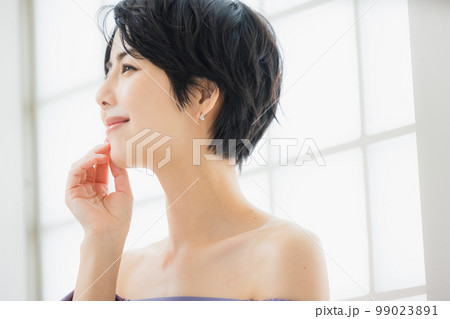 紫のオフショルダーの女性 99023891