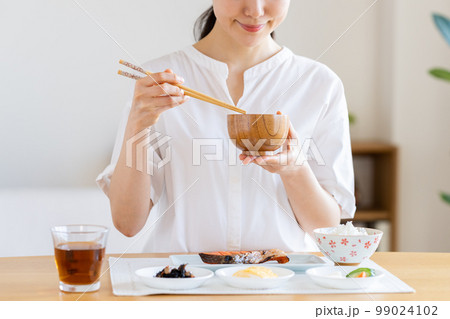 朝御飯を食べる若い女性 朝御飯を食べる若い女性 99024102