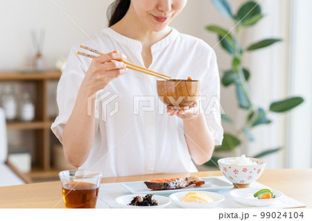 朝御飯を食べる若い女性 99024104