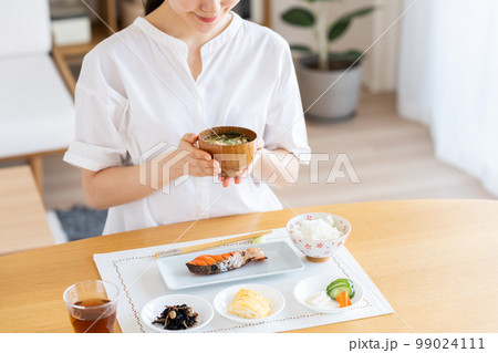 朝御飯を食べる若い女性 99024111