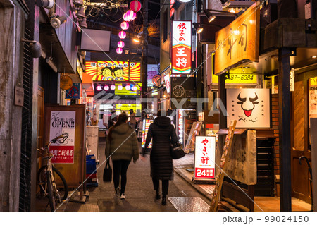 《東京都》三軒茶屋の飲み屋街・すずらん通り 99024150