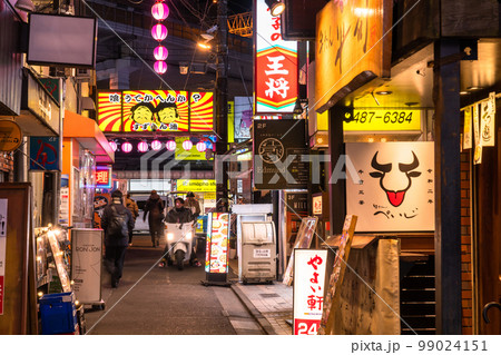 《東京都》三軒茶屋の飲み屋街・すずらん通り 99024151