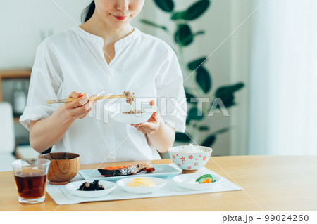 朝ご飯を食べる若い女性 99024260