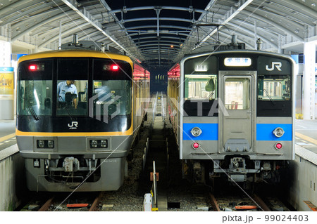 高松駅で並ぶキヤ141系と121系電車 99024403