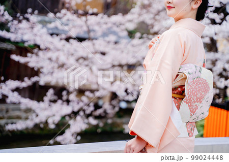 着物の女性と桜 京都 着物の女性と桜 京都 99024448