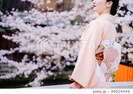 着物の女性と桜　京都 99024449