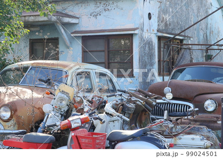 旧米軍ハウスに放置されたアメ車 99024501