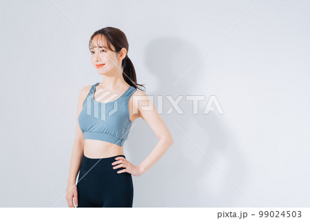 スポーツウェアの若い女性 99024503