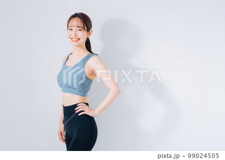 スポーツウェアの若い女性 99024505