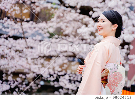 着物の女性と桜 京都 着物の女性と桜 京都 99024512