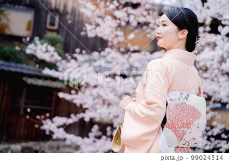 着物の女性と桜　京都 99024514
