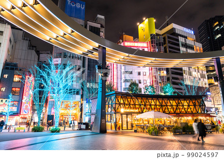 《東京都》池袋西口公園・イルミネーションの都市夜景 《東京都》池袋西口公園・イルミネーションの都市夜景 99024597