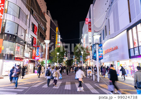 《東京都》池袋サンシャイン通り・賑わう夜の繁華街 99024738