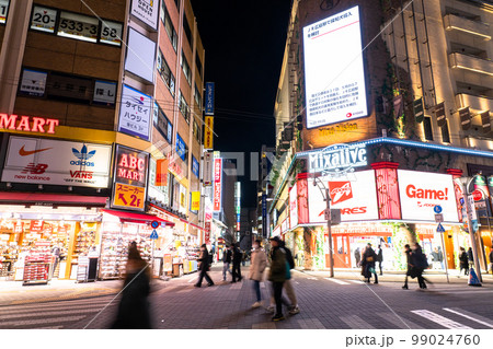 《東京都》池袋サンシャイン通り・賑わう夜の繁華街 99024760