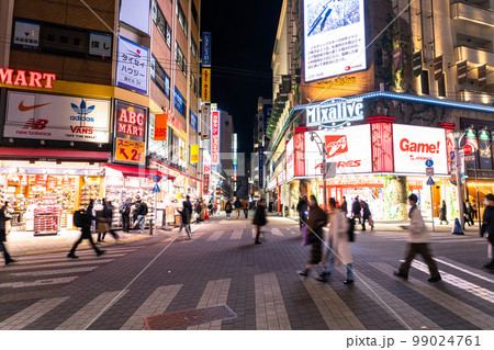 《東京都》池袋サンシャイン通り・賑わう夜の繁華街 99024761