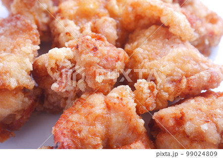 ジューシーで美味しそうな鶏の唐揚げ 99024809