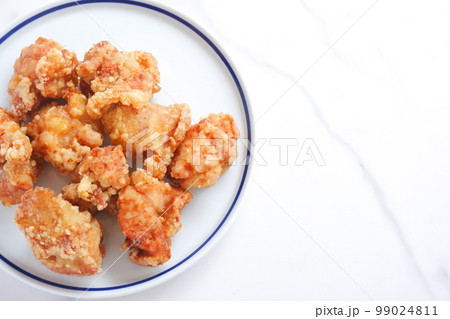 ジューシーで美味しそうな鶏の唐揚げ 99024811