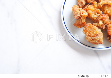 ジューシーで美味しそうな鶏の唐揚げ ジューシーで美味しそうな鶏の唐揚げ 99024812