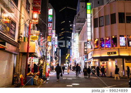 《東京都》池袋サンシャイン通り・賑わう夜の繁華街 99024899