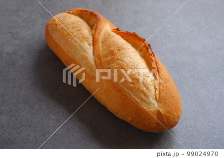 焼きたてで美味しいバゲット 焼きたてで美味しいバゲット 99024970