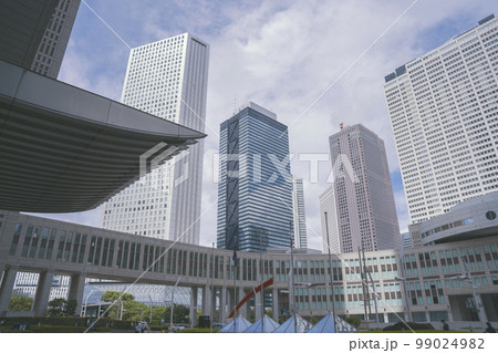 東京都庁から高層ビルのオフィスを眺める風景 99024982
