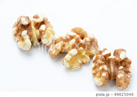 クルミ。オメガ3脂肪酸や各種栄養成分など健康維持増進によい成分を多く含むスーパーフードと言われる。 99025040