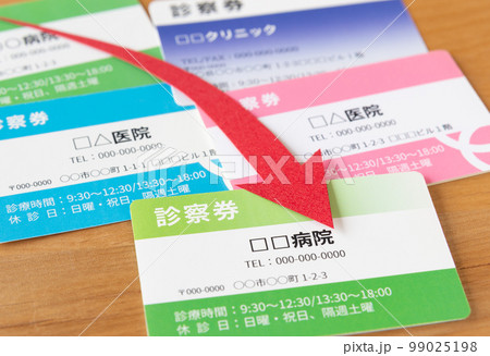 診察券と下降矢印 減少 診察券と下降矢印 減少 99025198