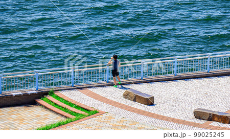 夏の海浜ランナー 99025245