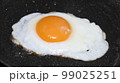 フライパンの上の目玉焼き 99025251