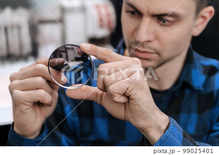 Production and adjust of new eyeglasses lens in optics 99025401