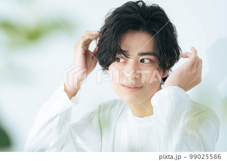 ヘアセットする男性　メンズコスメ　ヘアケア 99025586