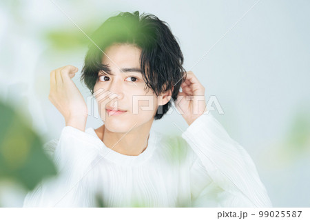 ヘアセットする男性　メンズコスメ　ヘアケア 99025587