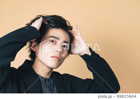 髪をセットする男性 ヘアケア 髪をセットする男性 ヘアケア 99025604
