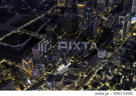 夜の有楽町駅付近を空撮 99025990
