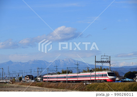 赤城山を背景に走る東武伊勢崎線特急りょうもう号 99026011