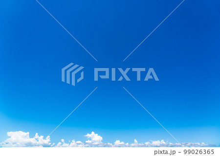 真っ青な空と白い雲 99026365