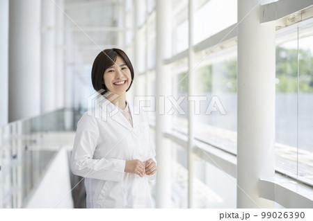 白衣を着た笑顔の若い女性　カメラ目線　ポートレート 99026390