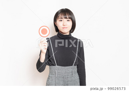 OKのプレートを見せている若い女性 OKのプレートを見せている若い女性 99026573