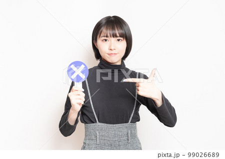 NGのプレートを見せている若い女性 NGのプレートを見せている若い女性 99026689