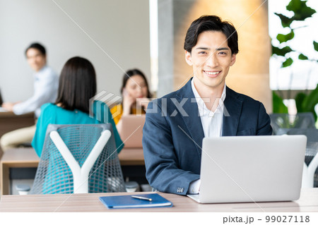 オフィスのビジネスマン 撮影協力「+SHIFT NOGIZAKA」 オフィスのビジネスマン 撮影協力「+SHIFT NOGIZAKA」 99027118