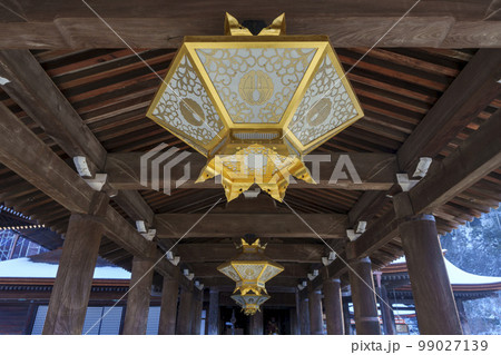 京都 清水寺 渡り廊下の釣灯籠と本堂 京都 清水寺 渡り廊下の釣灯籠と本堂 99027139