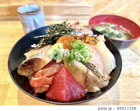 マグロや鯛が載った海鮮丼と味噌汁とお茶 99027206