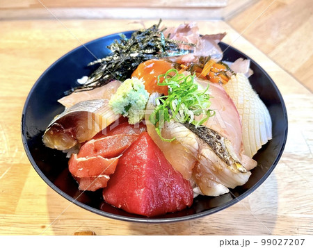 マグロ・タイ・しめ鯖などが載った海鮮丼 99027207