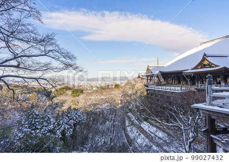 雪化粧を施した京都清水寺　本堂 99027432