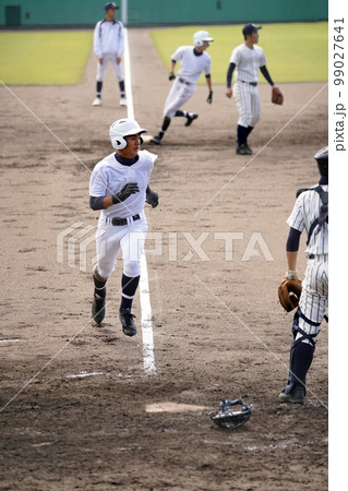 タイムリーヒットでホームインするランナー 99027641